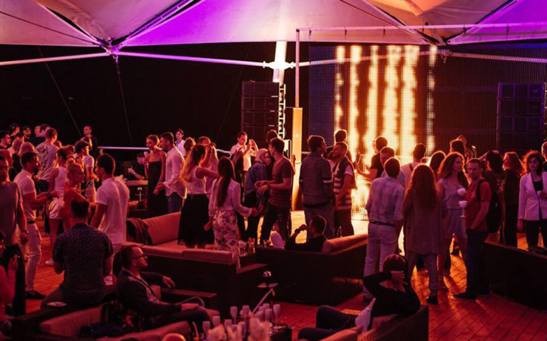 The line array Wave sound complements sea waves near Beach Club in Odesa