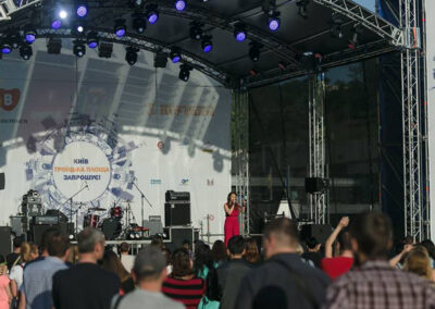 Wave live array in art-town at Troyitska square